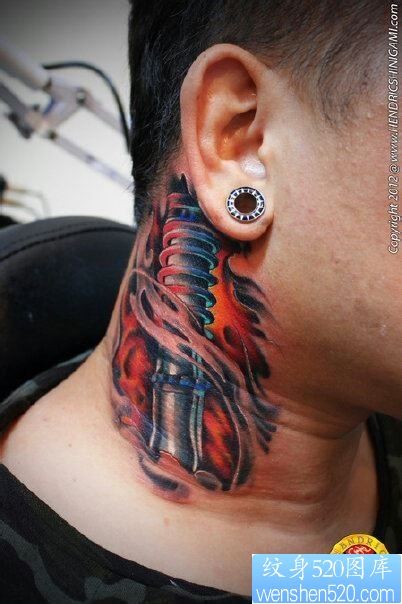 一幅脖子上的机械纹身图片