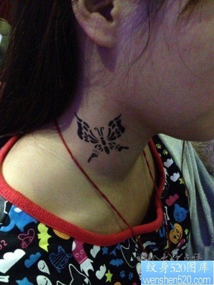 女人脖子处经典潮流的图腾蝴蝶纹身图片