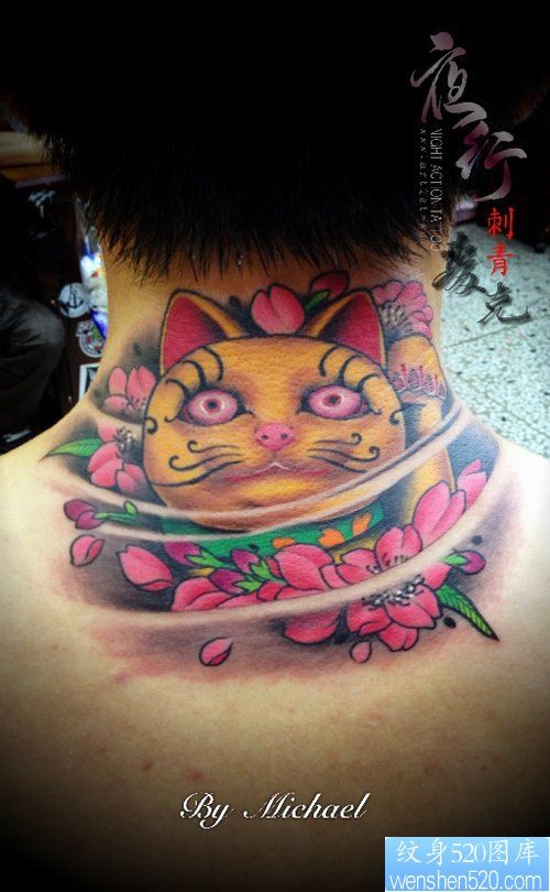 女人脖子处时尚潮流的招财猫纹身图片