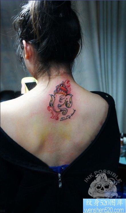 女人后脖子潮流时尚的彩色象神纹身图片