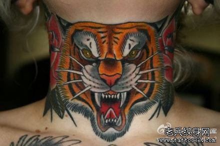 脖子处潮流经典的虎头纹身图片