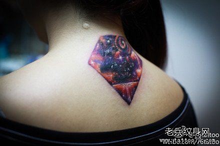 女人后颈精美超酷的星空钻石纹身图片