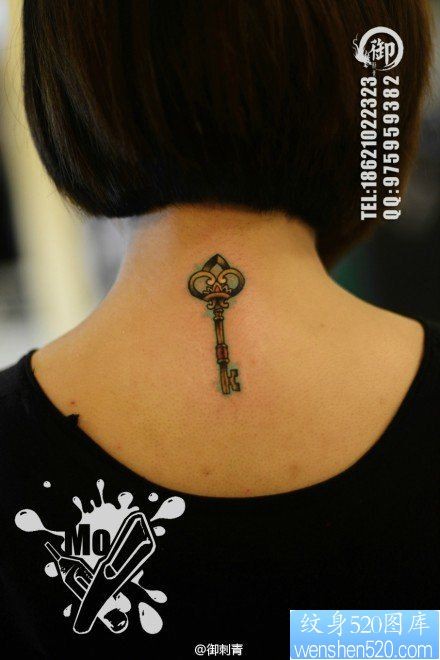 女人后脖子小巧潮流的钥匙纹身图片