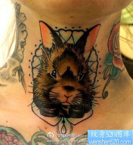 脖子处很酷潮流的兔子纹身图片