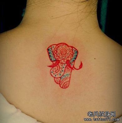 纹身520图库推荐一幅女人颈部卡通象文身图片
