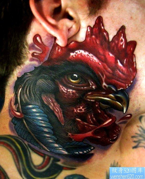 脖子上一幅逼真的公鸡纹身图片