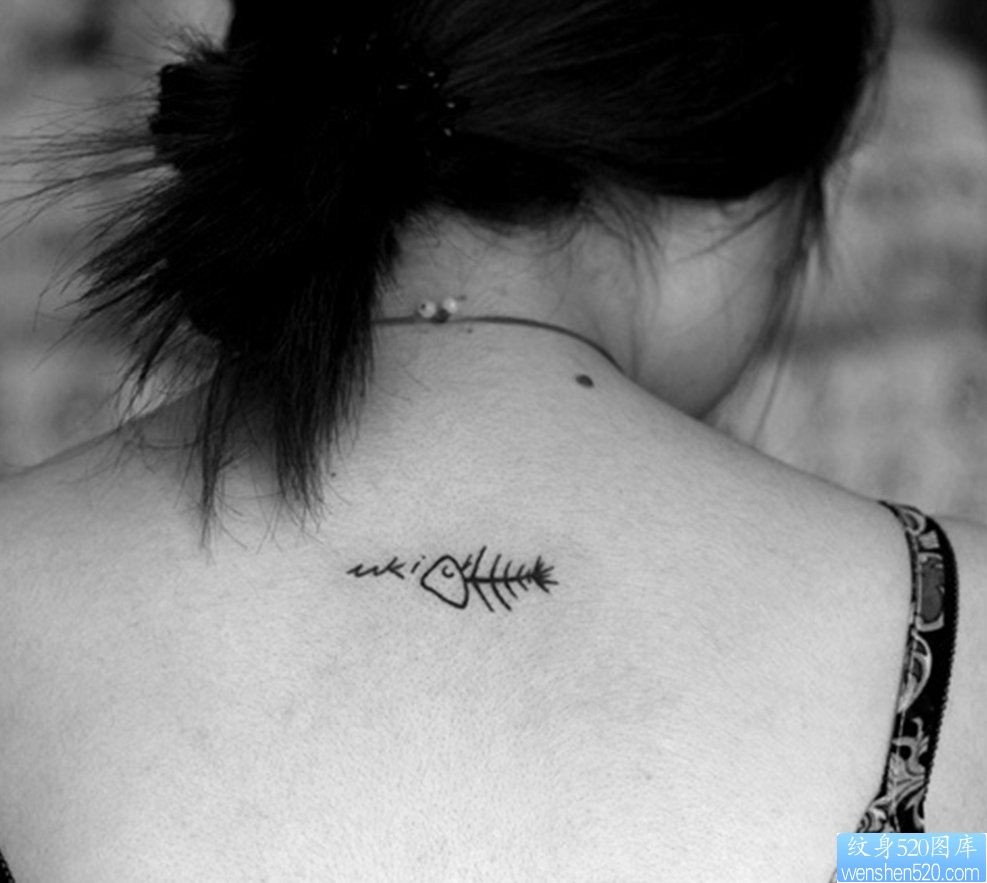 一幅女人颈部鱼骨头字母纹身图片由纹身520图库推荐