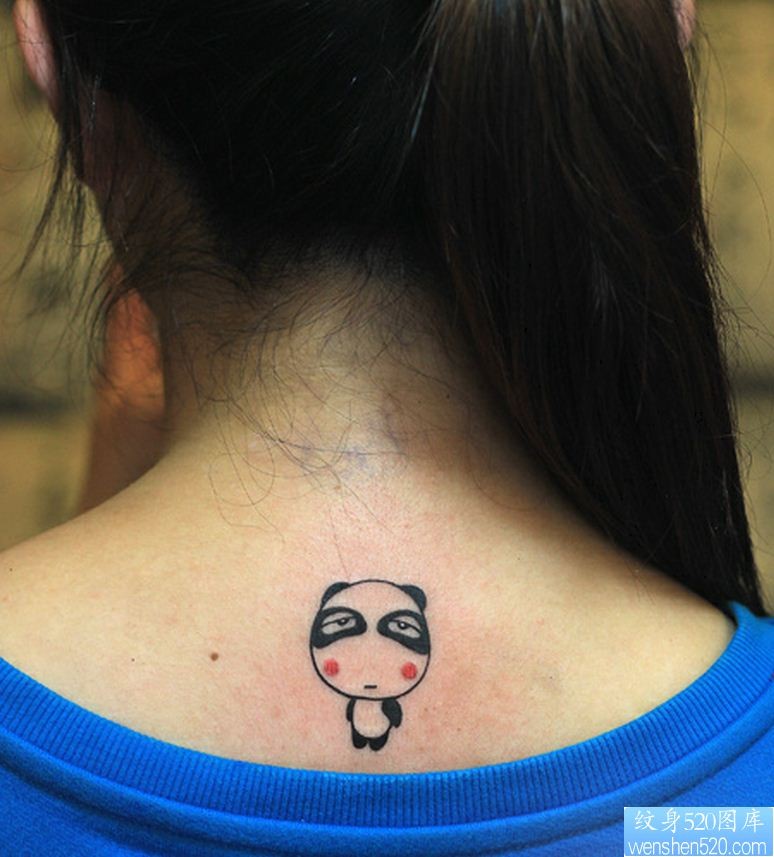 一幅女人颈部熊猫纹身图片由纹身520图库推荐