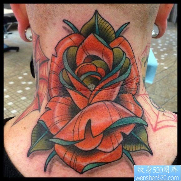 脖子上一幅欧美玫瑰花纹身作品欣赏
