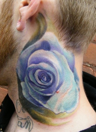 一幅脖子彩色玫瑰花纹身图片