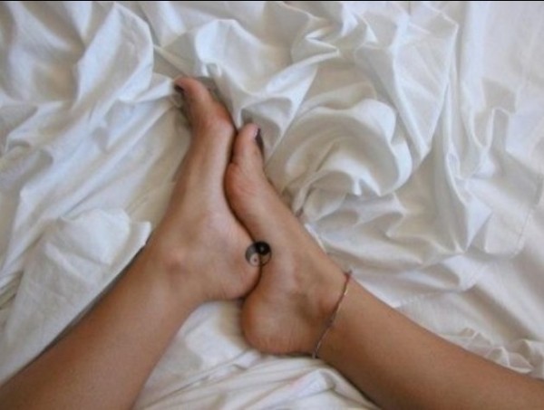 女性脚部黑白八卦独特刺青