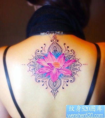纹身520图库推荐一幅女人颈部彩色莲花纹身图片