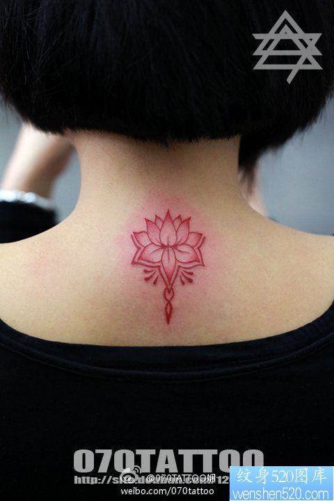 纹身520图库分享一幅颈部莲花纹身图片