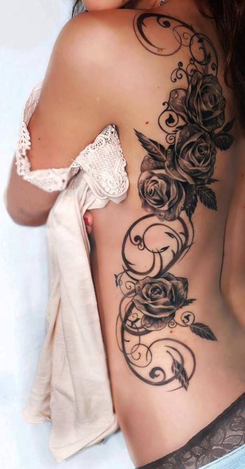 一幅美女腰部到背部的花蔓纹身