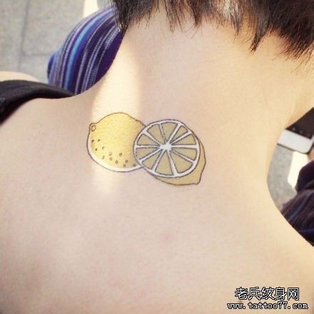 一幅女人脖子柠檬纹身图片由纹身520图库推荐