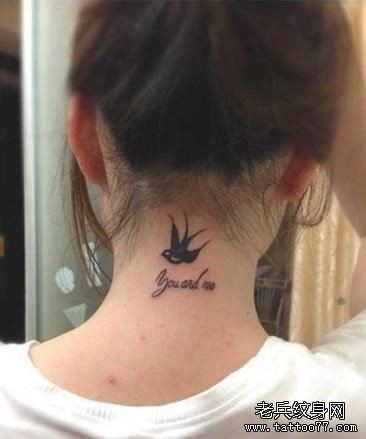 一幅女人颈部燕子字母纹身图片由纹身520图库推荐