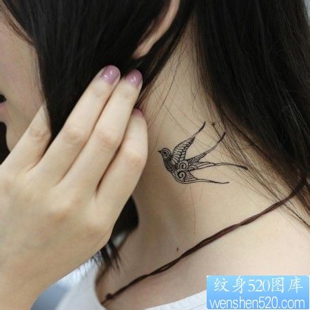 一幅女人脖子燕子纹身图片由纹身520图库推荐