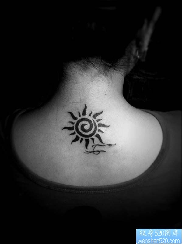 一幅颈部图腾太阳纹身图片由纹身520图库推荐