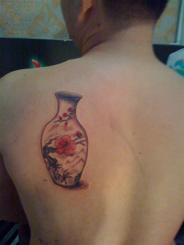 背部左肩的花瓶图案