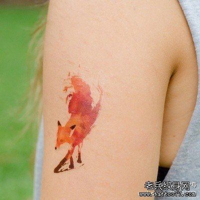 一幅胳膊彩色狐狸纹身图片由纹身520图库推荐
