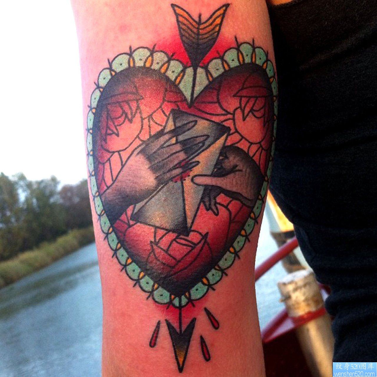 纹身图库小臂上一幅爱心纹身图片