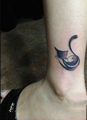 脚踝部一只漂亮的小猫纹身