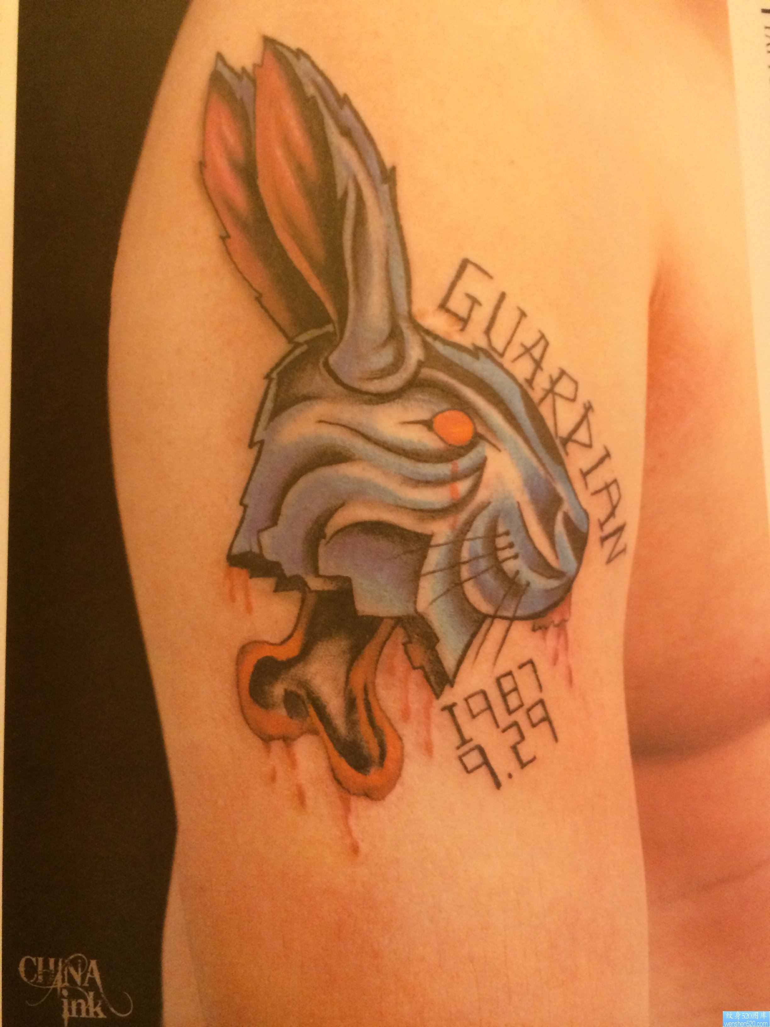 一幅彩色兔子字母纹身图片由纹身520图库推荐