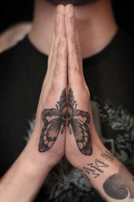 手部上的个性蝴蝶纹身
