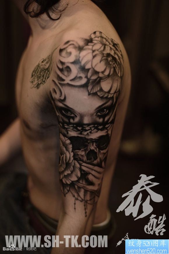 男生胳膊美女花与骷髅纹身图片