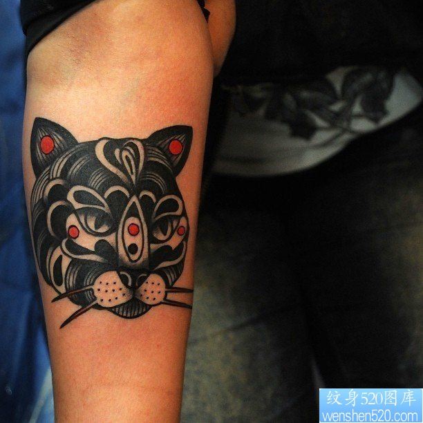 一幅手臂黑猫纹身图片由纹身520图库推荐