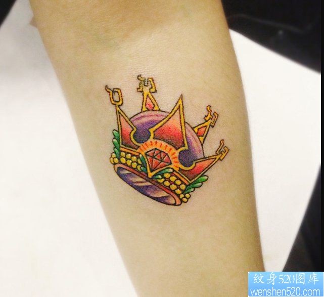 最好的纹身馆推荐一幅手臂彩色小皇冠纹身图片