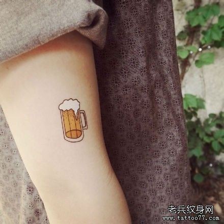 一幅手臂啤酒杯纹身图片由纹身520图库推荐