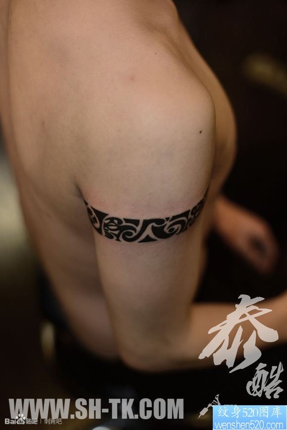 男生胳膊个性欧美臂环纹身图片