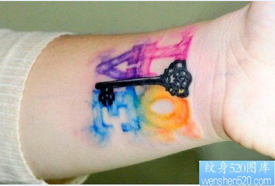 纹身520图库推荐一幅手腕彩色钥匙纹身图片