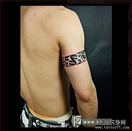 推荐一幅男生很个性的臂环图腾胳膊纹身图片