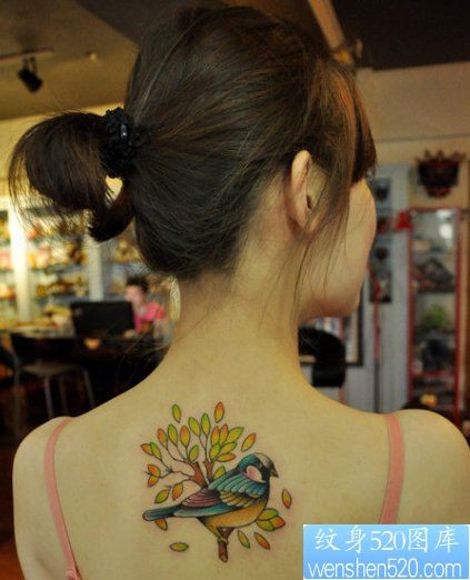一幅女人背部花鸟文身图片由纹身520图库推荐