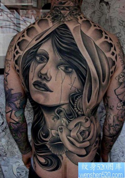 一幅欧美满背女性纹身图片