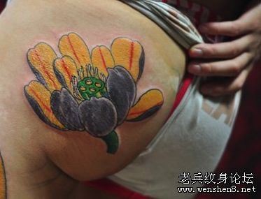 美女臀部的一幅彩色莲花荷花纹身图片作品