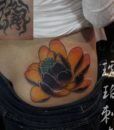 女孩子臀部好看的彩色莲花纹身图片