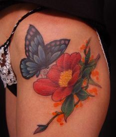 臀部纹身图片：臀部彩色蝴蝶花卉纹身图片纹身作品