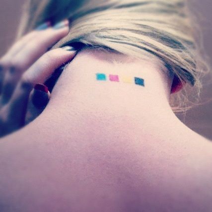 女性肩部小小的彩色方块纹身