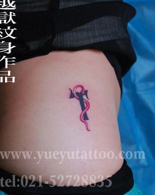一幅女孩子臀部好看的小蛇字母纹身图片
