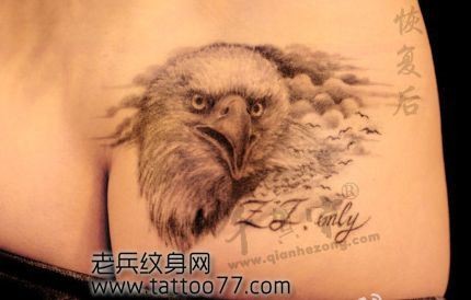 一幅臀部老鹰纹身图片