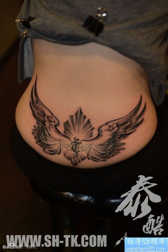 女人臀部翅膀梵文图腾纹身图片