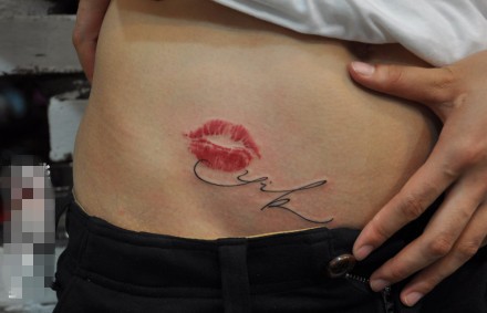女性腹部红唇刺青