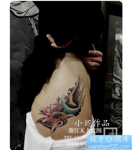 美女臀部好看的燕子与莲花纹身图片