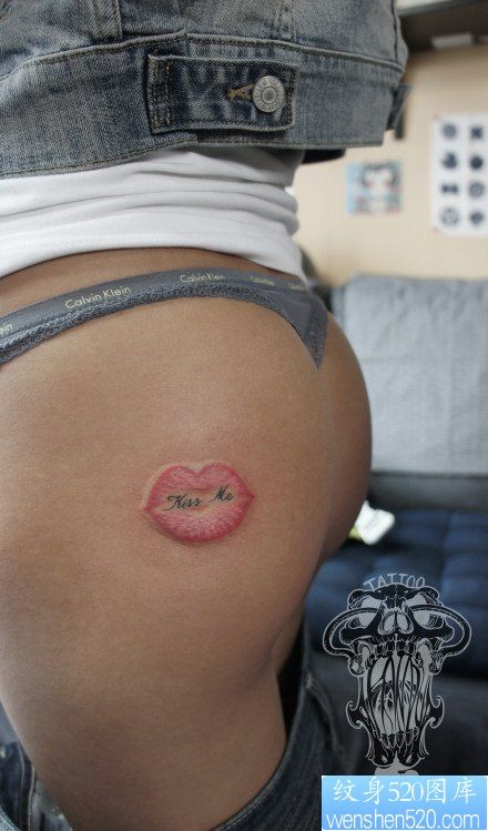 女人臀部时尚潮流的唇印与字母纹身图片