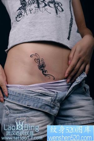 腹部纹身图片：美女腹部花卉藤蔓纹身图片纹身作品