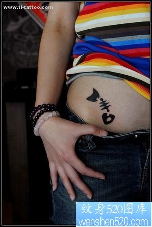 腹部纹身图片：美女腹部图腾鱼骨纹身图片纹身作品