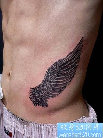 腹部纹身图片：一幅腹部翅膀纹身图片纹身作品